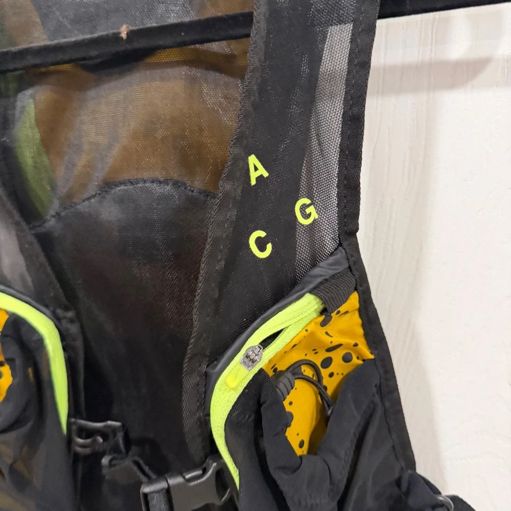Nike ACG Running Hydration Vest Black Yellow Splatter NRLB0912SM Size S/M
